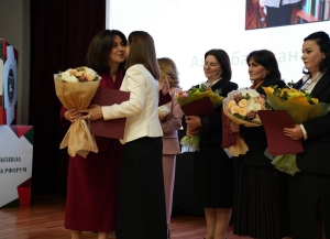 Аҵара аминистр Хана Гәынба аԥсуа бызшәа аҵараҿы, иара убас аицлабрақәа рҿы ахәыҷқәа разыҟаҵараҿы зҽалызкааз гәыԥҩык арҵаҩцәа рнапаҟны идлыркит аҳаҭыртә шәыҟәқәеи аԥаратә ҳәамҭақәеи