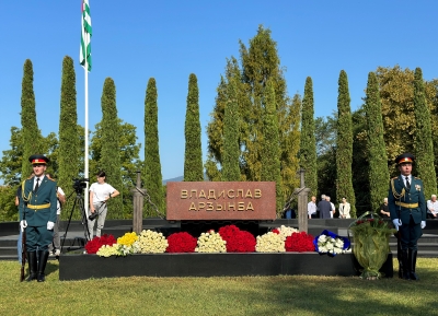 Аслан Бжания возложил цветы к Мемориалу первого президента республики Владислава Ардзинба      