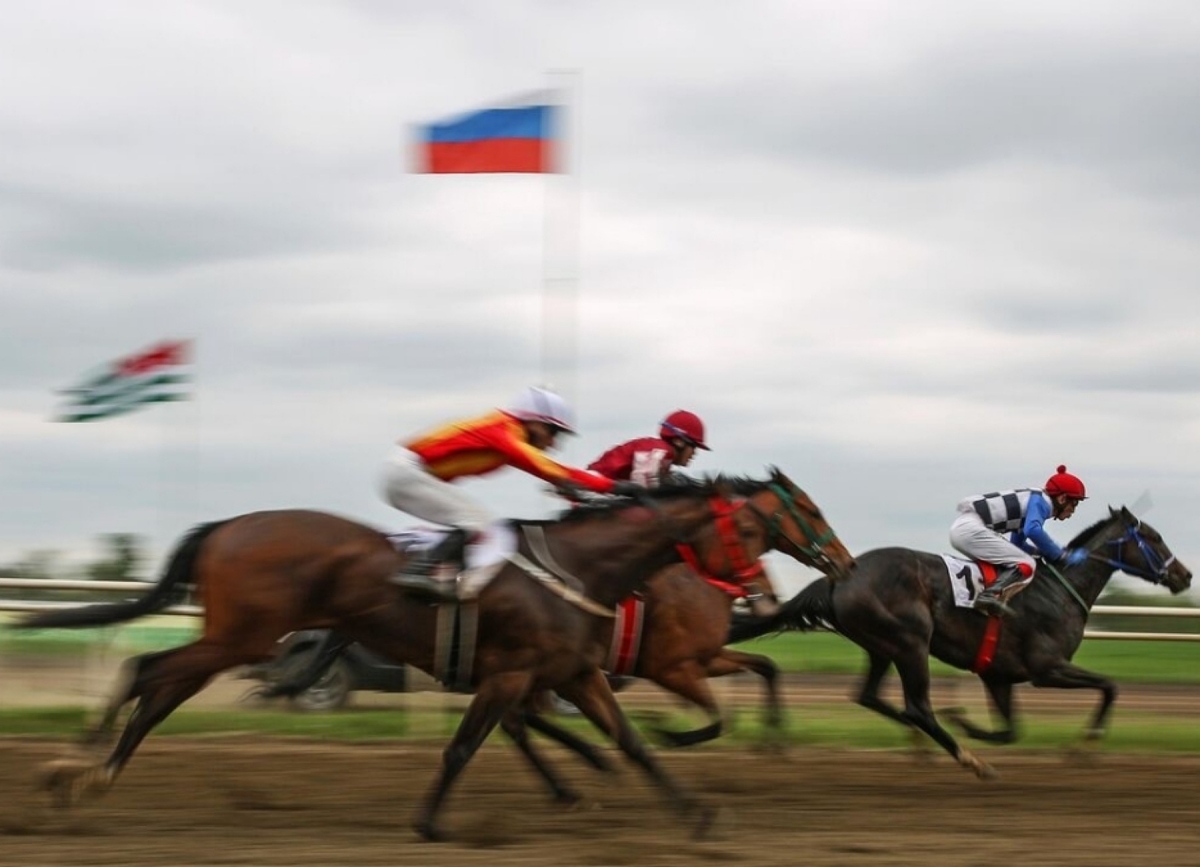Лошади абхазских коневладельцев стали победителями и призерами скачек на Павловском ипподроме