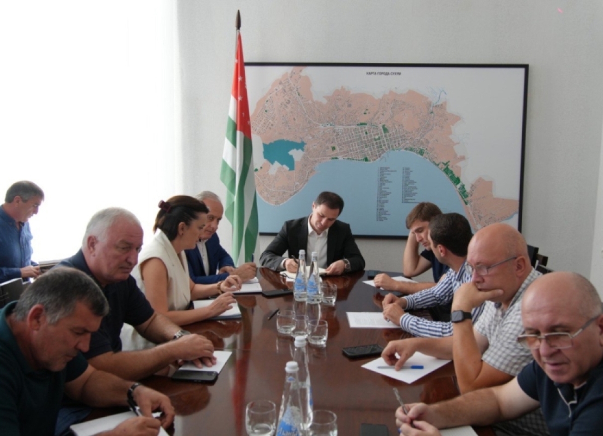 Тимур Агрба провел совещание, посвященное ликвидации последствий стихии 9 сентября