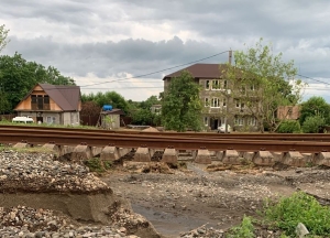 Из-за ливневых дождей приостановлено железнодорожное движение поездов в Абхазии