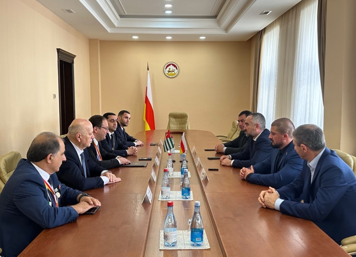 Аԥсны Апарламент аиҳабы ихаҭыԥуаҩ Асҭамыр Аршба напхгара зиҭо аделегациа Аахыҵ Уаԥстәыла ахада заанаҵтәи иалхрақәа рымҩаԥгараҿы жәларбжьаратәи анаԥшцәа иреиуоуп