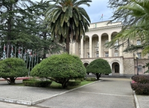 Аҳәынҭқарра Ахада Аԥсны Аҳәынҭқарра зҽаԥсазтәыз арҵаҩы» ҳәа аҳаҭыртә хьӡы анашьаразы Аусԥҟақәа инапы рыҵаиҩит.