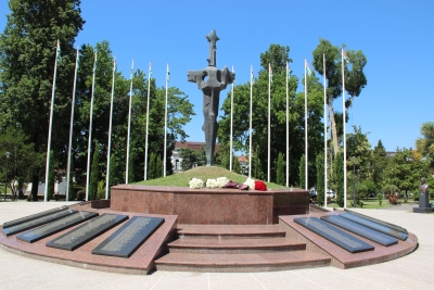 ИМЕНА ВОЕВАВШИХ ЗА АБХАЗИЮ ДОБРОВОЛЬЦЕВ ИЗ АДЫГЕИ УВЕКОВЕЧАТ НА МЕМОРИАЛЕ В СУХУМЕ
