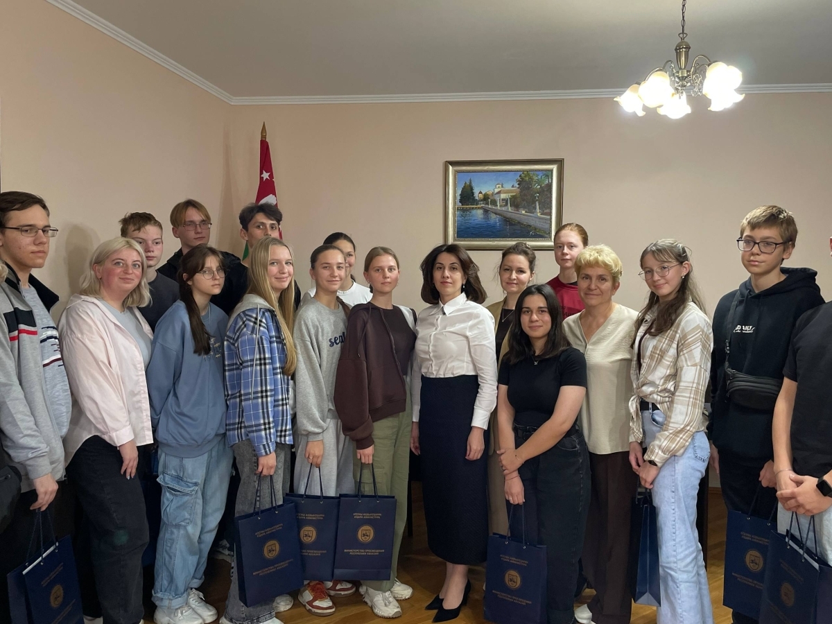 Аԥсны аҵара аминистр Хана Гәынԥҳа Псковтәи аобласт аделегациа лыдылкылеит.