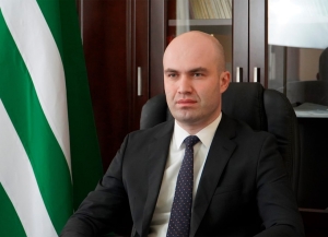Лаша Ашуба от имени всего депутатского корпуса поздравил жителей Сухума с 2510-летием основания города