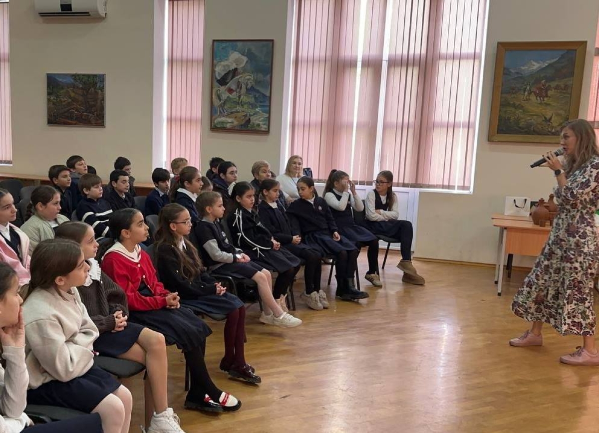 Мастер-классы по волшебству: Анна Гончарова поделилась с юными читателями из Сухума секретами творчества