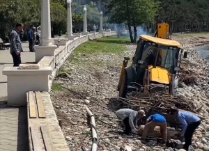 Прибрежную полосу в Сухуме очищают от мусора