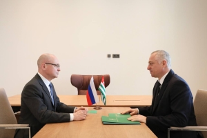 Бадра Гәынбеи Сергеи Кириенкои русуратә еиԥылара мҩаԥысит