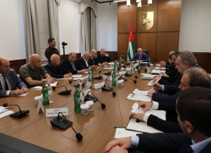 Ход реализации госпрограммы социально-экономического  развития Абхазии обсудили на совещании в Администрации президента      