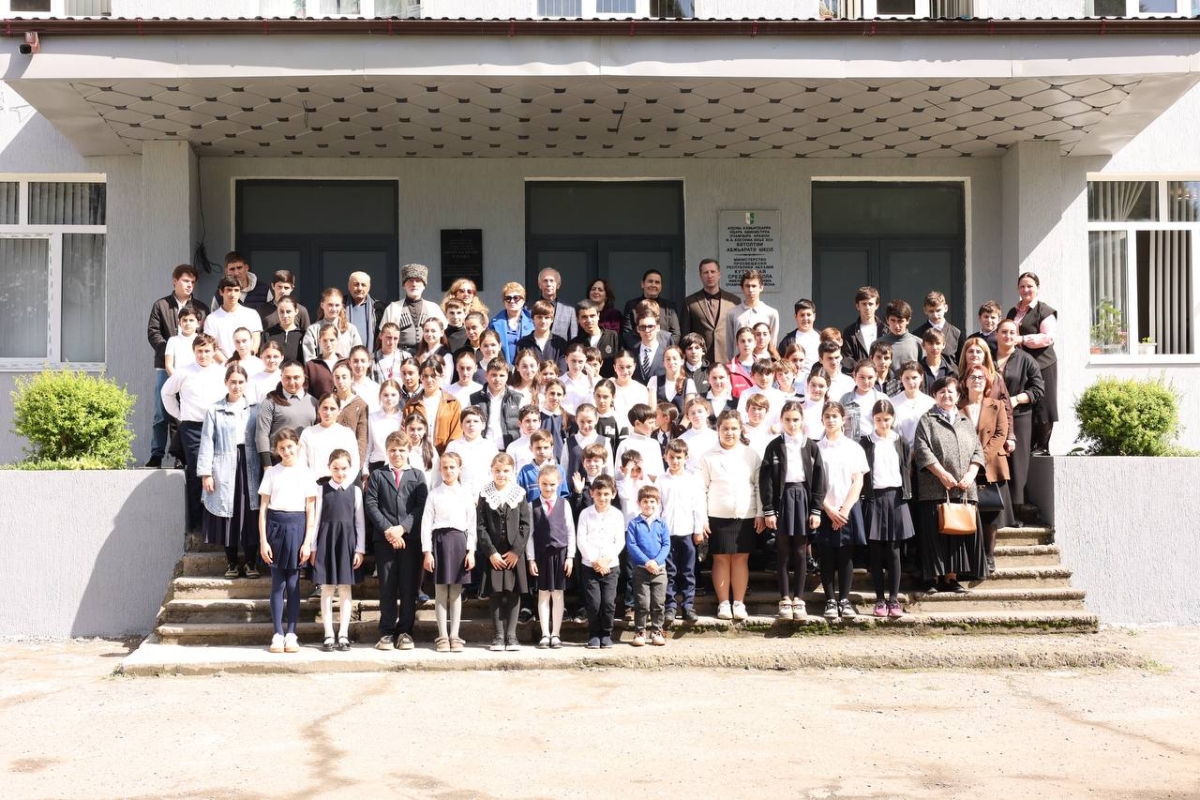 В трех школах Очамчырского района установили  мемориальные доски Дмитрию  Гулиа