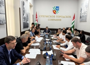 Аҟәа ақалақь аҿы Витали Амаршьани Маргарита Ладариеи ахьынхоз аҩнқәа рҿыԥшыларатә ганқәа рҿы амемориалтә ӷәқәа шьақәдыргылоит.