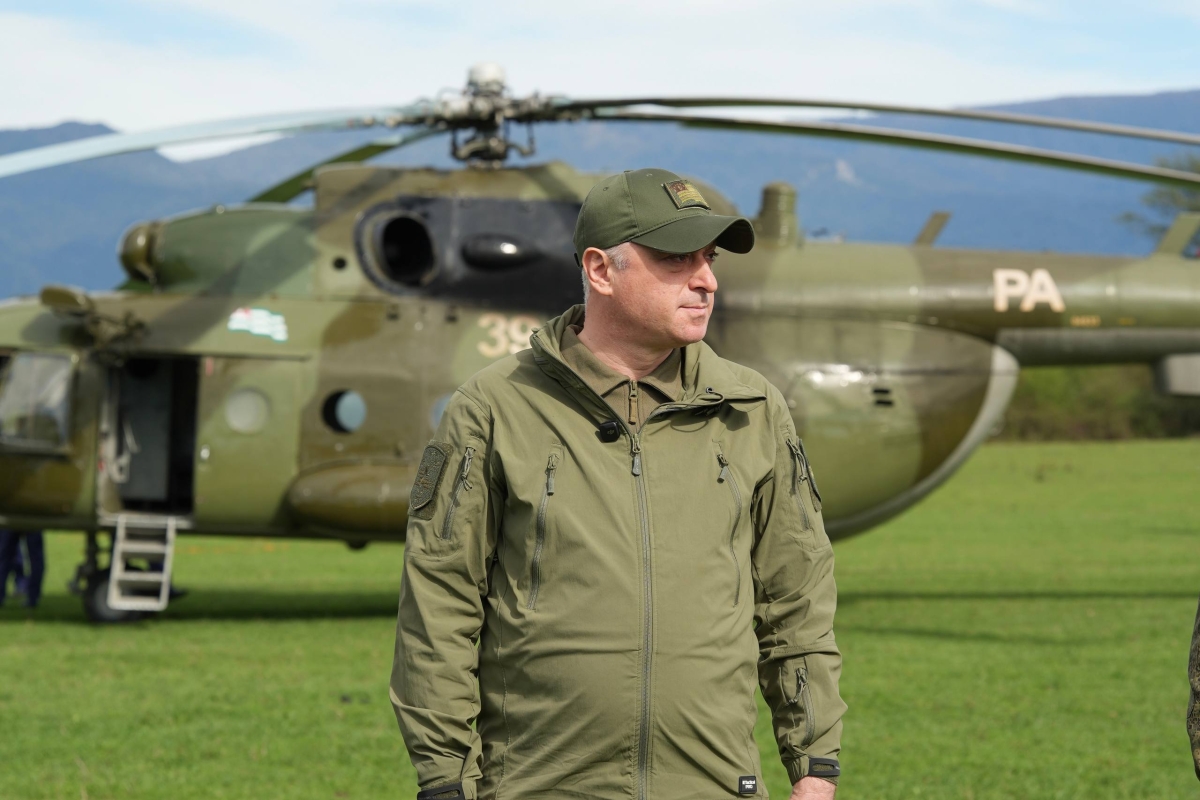 Бадра Гунба посетил подразделения, участвующие в военных учениях в Ткуарчале