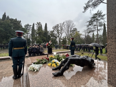 СО СЛЕЗАМИ НА ГЛАЗАХ: В ГУДАУТЕ ПОЧТИЛИ ПАМЯТЬ ЖЕРТВ ЛАТСКОЙ ТРАГЕДИИ