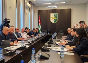 Аминистр Баҭал Мышәба Апарламент аҿы аенергетика Аминистрра аусуразы аҳасабырба ҟаиҵеит.