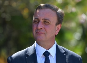Владимир Делба: &quot;Именно в школе закладываются жизненные ценности, дети обретают не только знания, но и друзей, готовятся к взрослой жизни&quot;