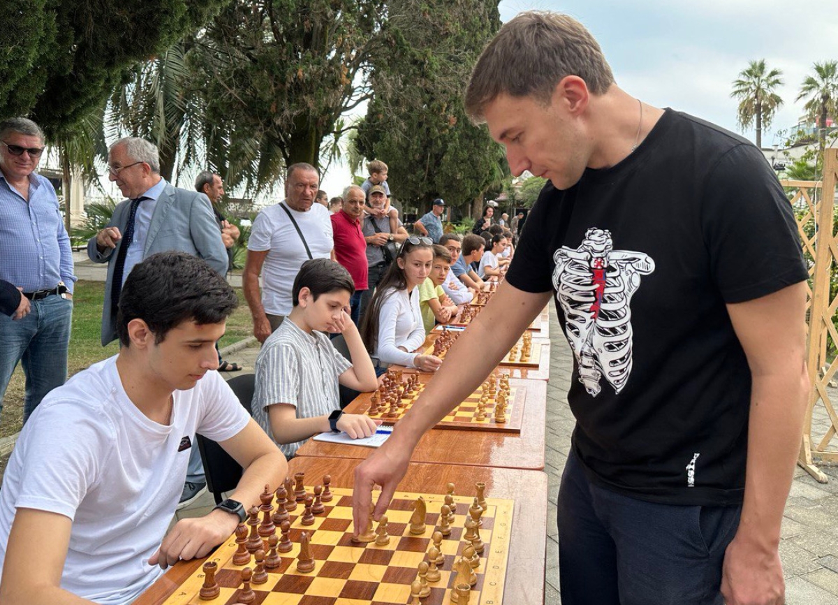 Гроссмейстер Сергей Карякин провел сеанс одновременной игры с абхазскими шахматистами   