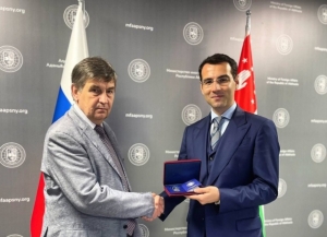 Инал Ардзинба наградил Михаила Шургалина юбилейной медалью «Министерству иностранных дел 30 лет»      
