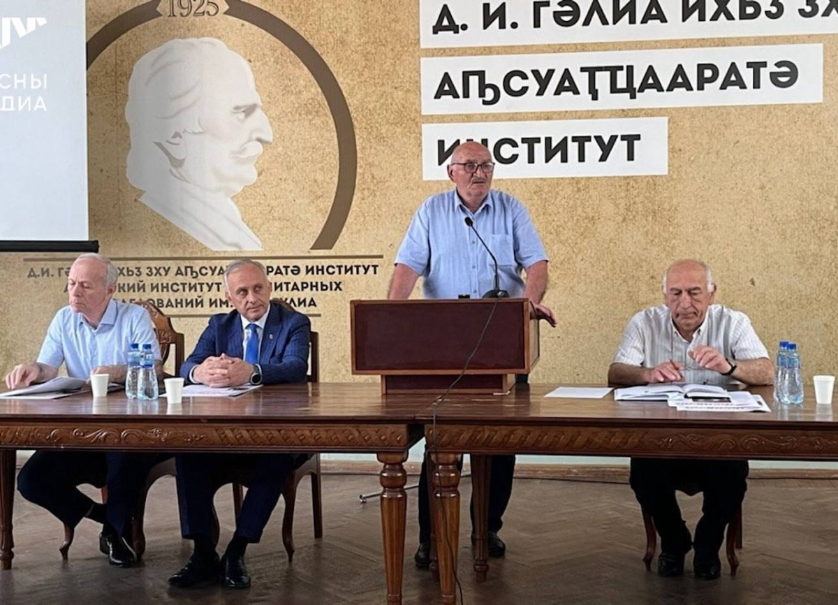 Енвер Ажьиба Аԥсны ашәҟәыҩҩцәа Рассоциациа напхгаҩыс далхуп