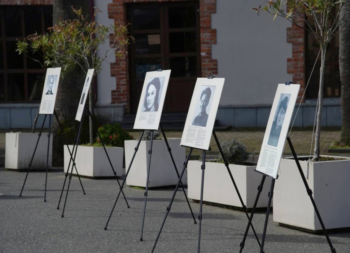 Фотовыставка «Знаменитые женщины Абхазии», посвященная Международному женскому дню 8 Марта, проходит  на площади им. С. Багапша