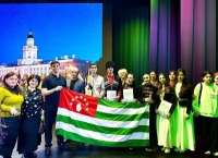 Ансамбль «Абаза» Санкт-Петербург имҩаԥысыз X Жәларбжьаратәи афестиваль «Невские встречи» аҿы аԥхьахәтә ҭыԥқәа ааннакылеит.