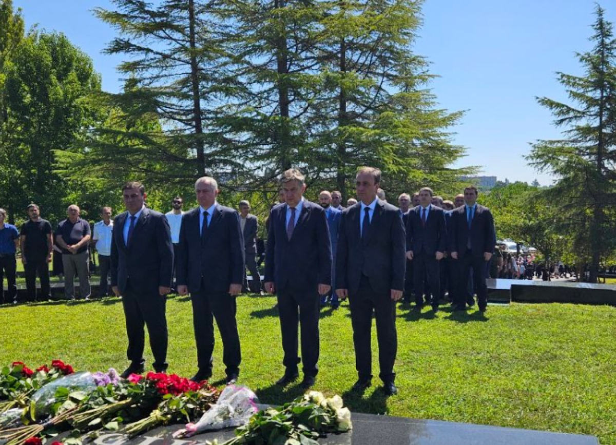 Руководство Абхазии почтило память первого президента Владислава Ардзинба