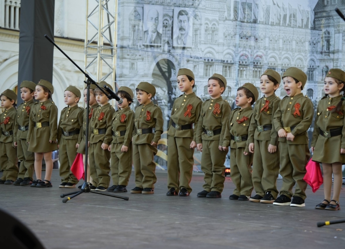 81-ю годовщину Победы отметили концертом на набережной Махаджиров