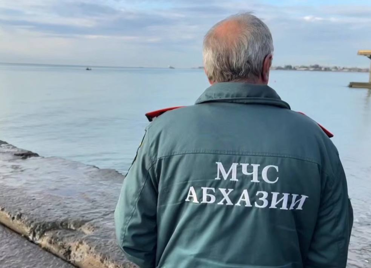 Водолазы ищут тело мужчины, утонувшего в акватории Сухума