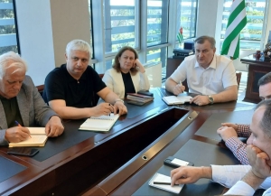 Амедицинатә усбарҭақәа 2024 –тәи ашықәс азы аԥхынтәи акурорттә сезон разыҟаҵара иалацәажәеит агәабзиарахьчара Аминистрра аҿы.
