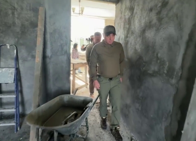 Бадра Гунба осмотрел ход восстановительных работ в здании администрации села Кутол