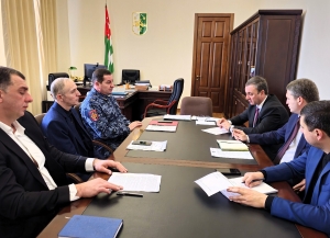 Премьер-министр Владимир Делба провел совещание по вопросам контроля качества товаров в Абхазии.