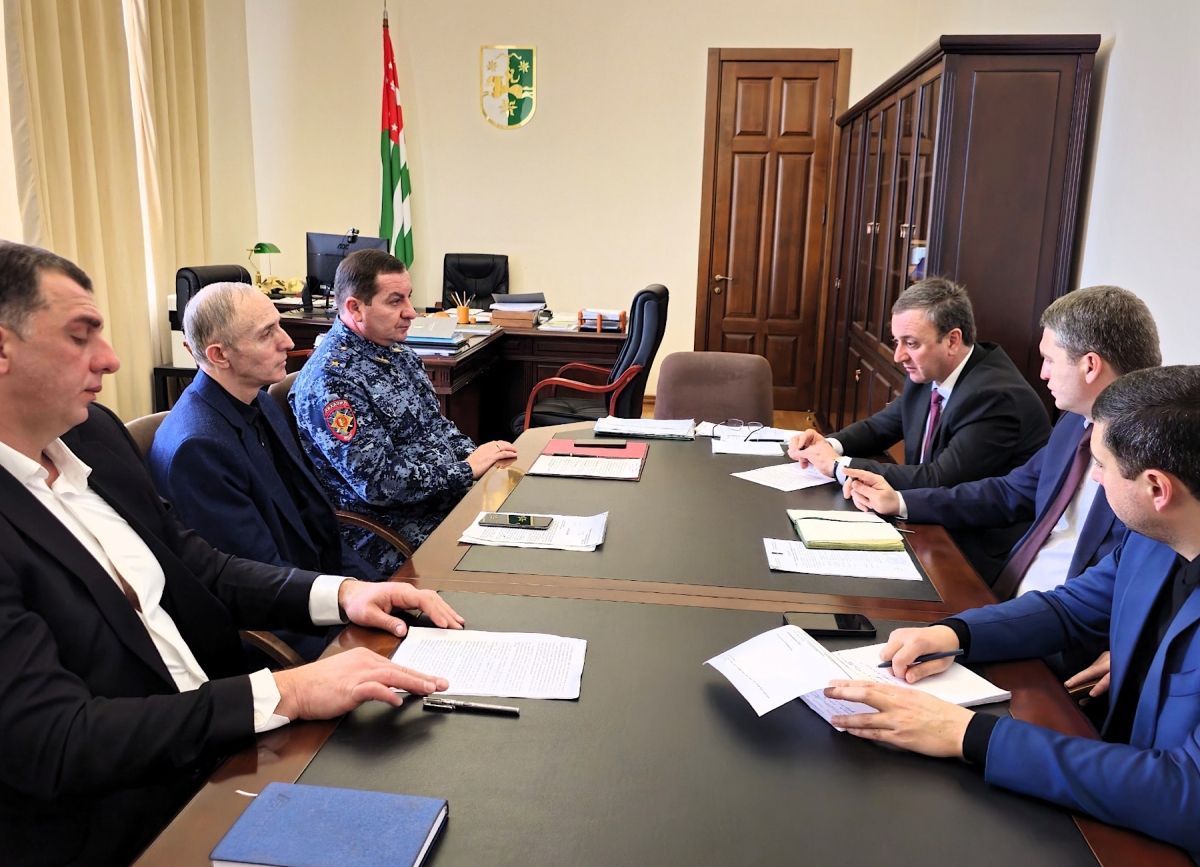 Премьер-министр Владимир Делба провел совещание по вопросам контроля качества товаров в Абхазии