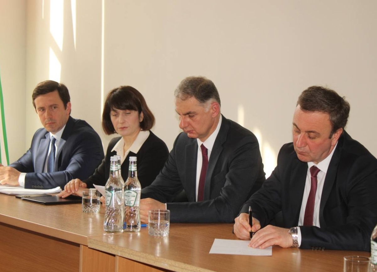 Премьер-министр Владимир Делба отметил позитивные изменения в Гулрыпшском районе