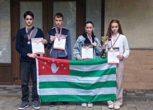 Аԥснытәи ашахматистцәа Шәача имҩаԥысуаз аицлабрақәа рҿы аԥхьахәтә ҭыԥқәа ааныркылеит.