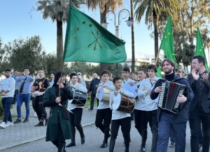 Шествие с флагами, концерт, адыгэ джэгу: в Абхазии отметили День адыгского флага
