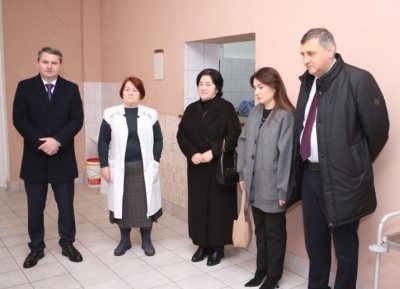 Вице-премьеры навестили дом-интернат и кризисный центр с новогодними подарками