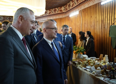 Бадра Гунба и Сергей Кириенко посетили выставку отечественных производителей