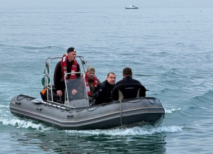 Восемь водолазов задействованы в поисках мужчины в акватории Сухума