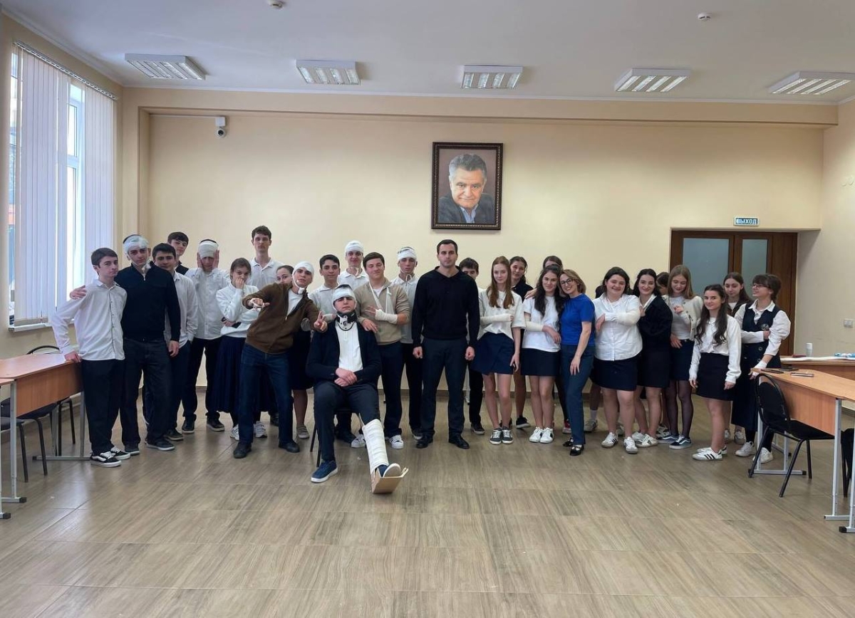 Сотрудники МЧС Абхазии обучили сухумских десятиклассников навыкам оказания первой помощи