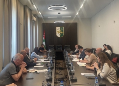 Жәлар Реизара-Апарламент аҿы Ақалақьргыларатәи аргыларатәи азакәанеидкыла иалагалахар зылшо аиҭакрақәа ирлацәажәеит.