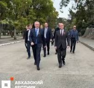 Бадра Гәынбеи Сергеи Кириенкои «Брехаловка» иаҭааит.