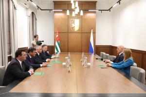 Бадра Гәынба асенатор Алеқсандр Карелини Аҳәынҭқарратә Дума адепутат Светлана Журовеи идикылеит.