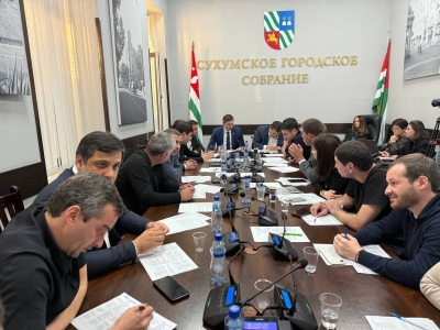 Аҟәатәи ақалақьтә Еизара аҿы есымша аус зуа акомиссиақәа 14 аԥҵоуп.