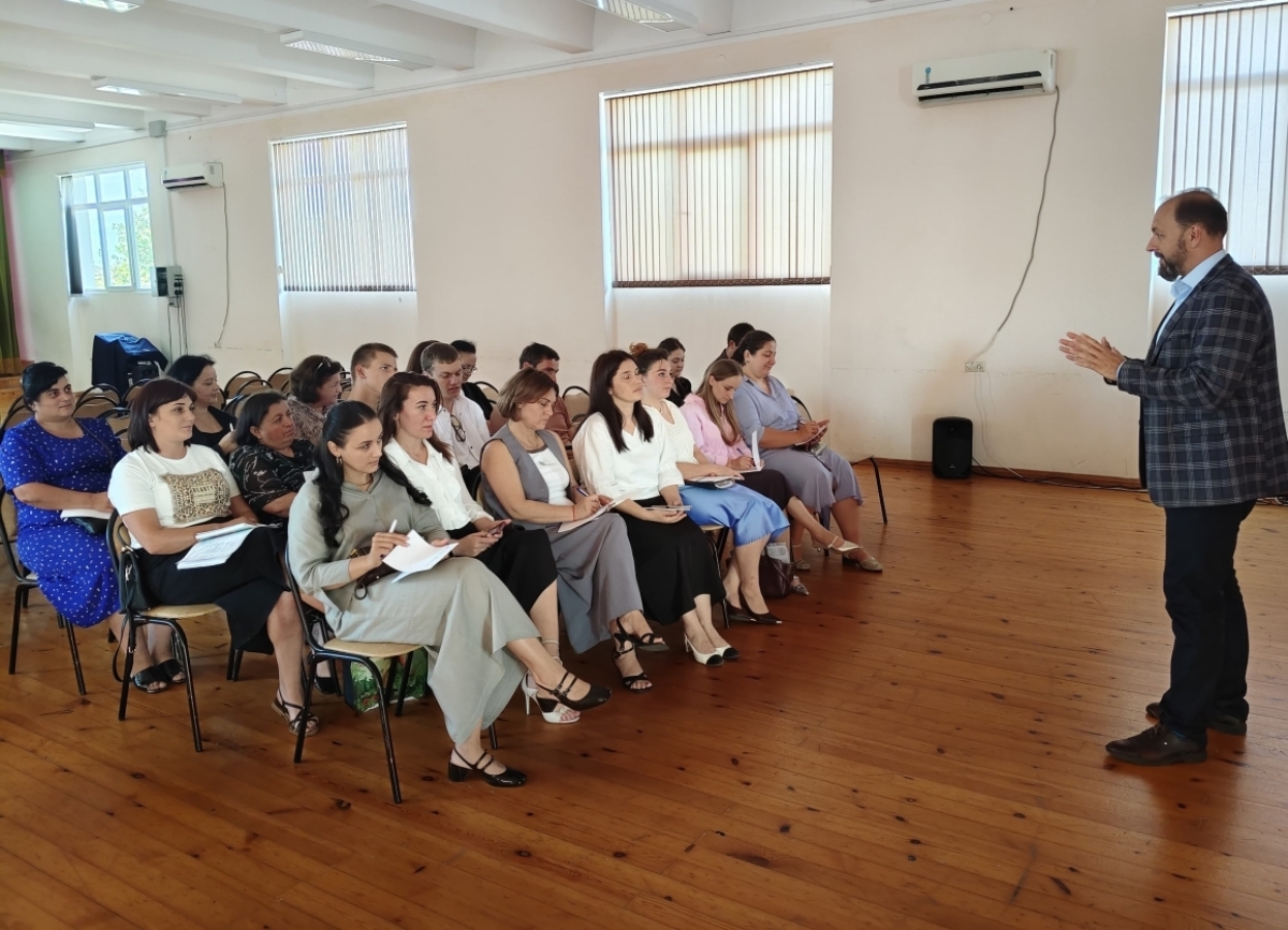 Курсы повышения квалификации преподавателей физики проходят в сухумской школе №4