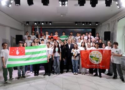 Александр Беглов встретился со школьниками и студентами колледжа из Абхазии