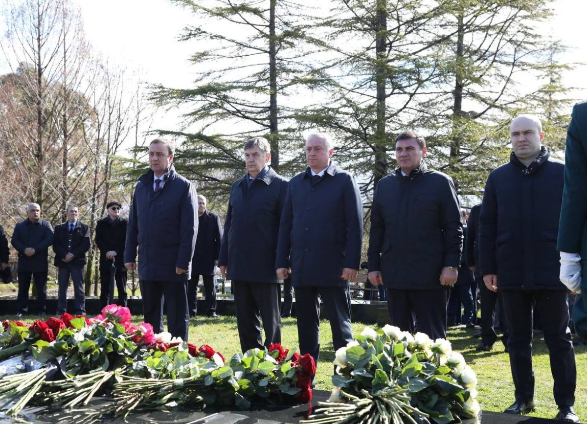 Президент Бадра Гунба почтил память первого президента Абхазии Владислава Ардзинба