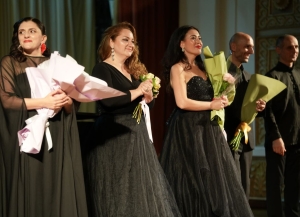 Аопера аҟынтәи амилаҭтә хитқәа рҟынӡа: афилармониа асолистцәа Аҟәа ақалақь аҿы аконцерт ду мҩаԥыргеит.