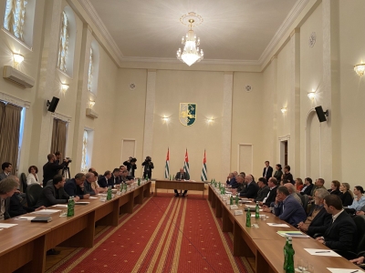 ПРЕЗИДЕНТ АСЛАН БЖАНИЯ ПРОВЕЛ ВСТРЕЧУ С  ПРЕДСТАВИТЕЛЯМИ БИЗНЕС-СООБЩЕСТВА РЕСПУБЛИКИ 