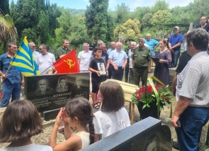 Обнаруженные под Ладушкином останки советского летчика передали родным в Абхазию   