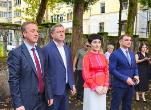Владимир Делба поздравил учеников школы №4 города Ткуарчала с Днем знаний